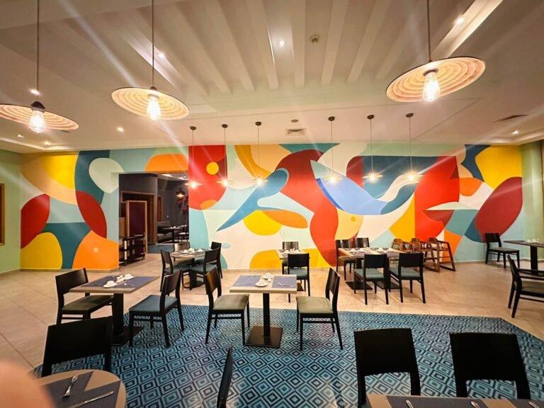 Placebo Studio signe quatre fresques murales pour l’Hôtel Dunes d’Or à Agadir : chameau, villages, oiseaux et abstraction colorée pour réinventer le restaurant.