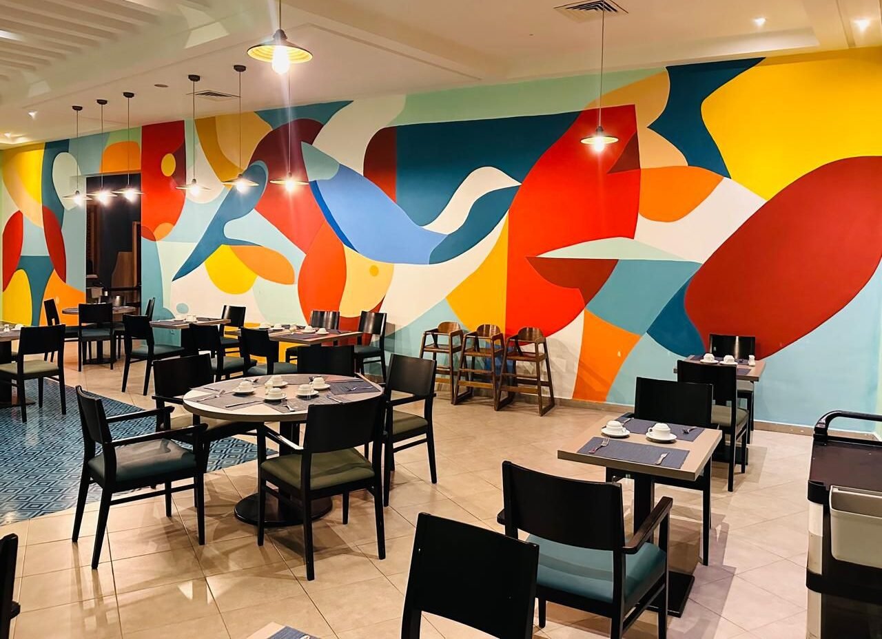 Placebo Studio signe quatre fresques murales pour l’Hôtel Dunes d’Or à Agadir : chameau, villages, oiseaux et abstraction colorée pour réinventer le restaurant.