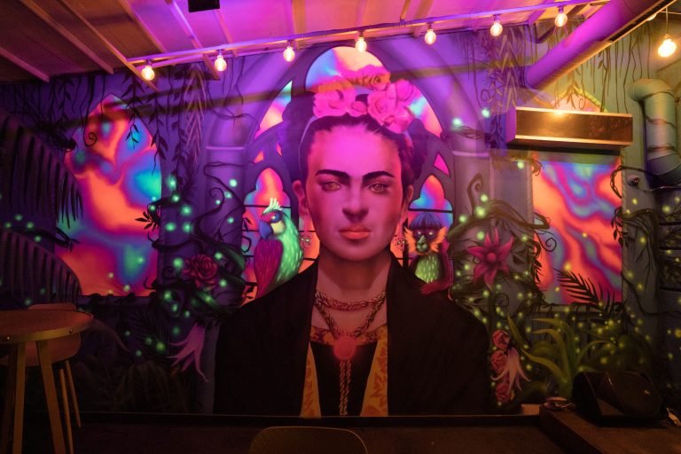 Une fresque murale mystique et phosphorescente au restaurant La Esquina