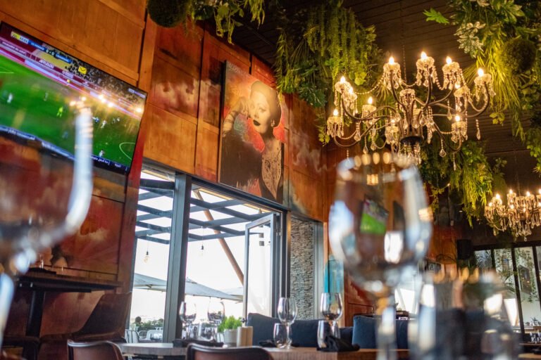 Comptoir des Arènes Bouskoura : fresques et saveurs en harmonie