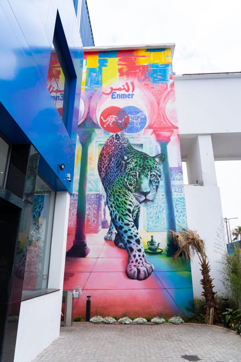 Sur les murs de COSUMAR : une fresque entre mémoire et douceur