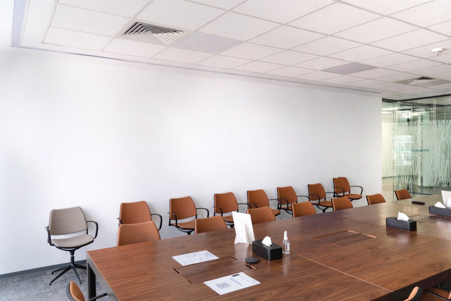 (Avant) Murs vierges dans les bureaux d'Inetum