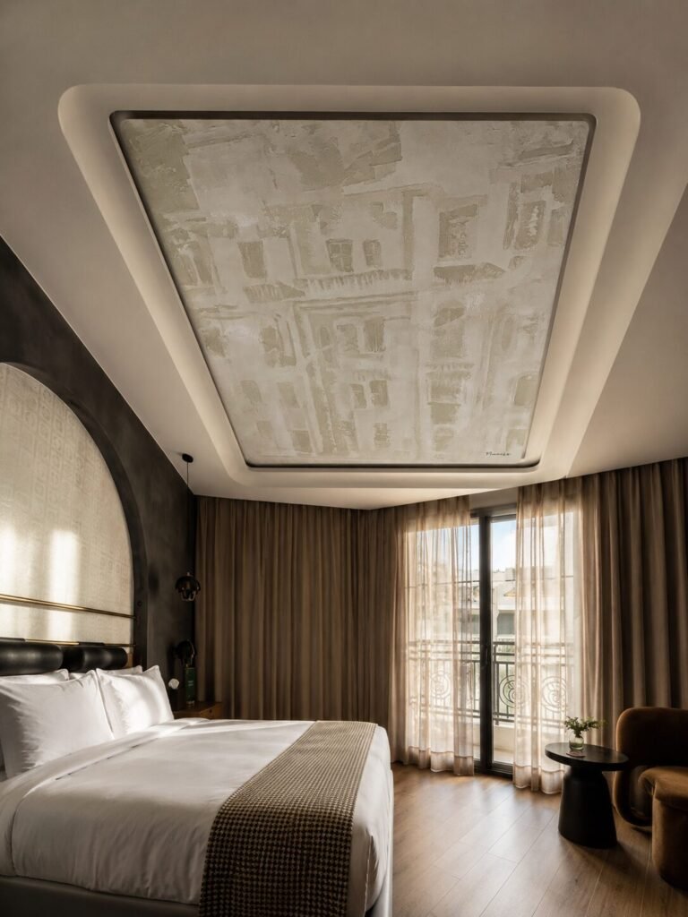 L’art déco suspendu au plafond chez Le Square Hôtel